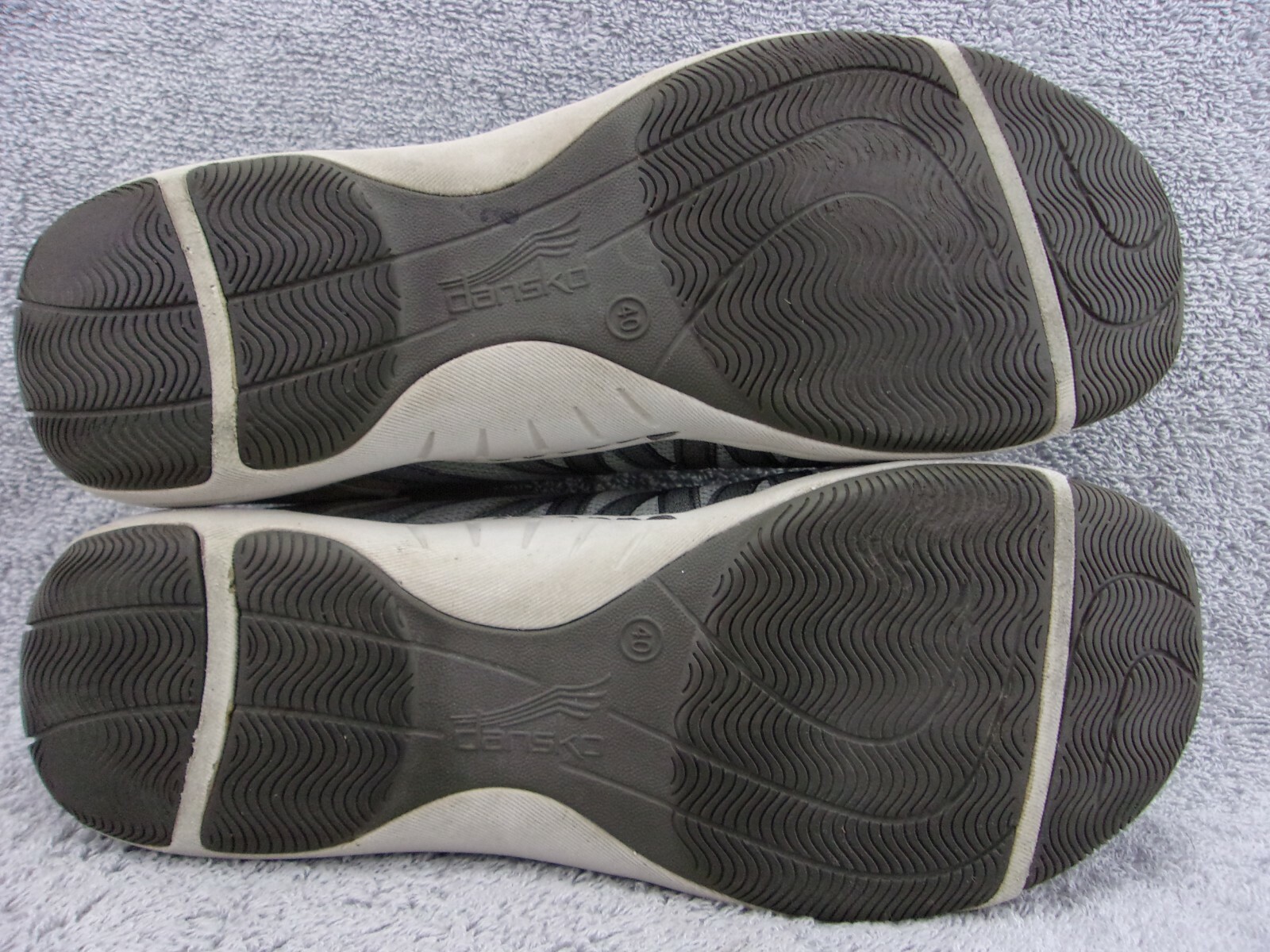 Dansko women’s tan and gray suede synthetic mesh bungee running sneakers US9.5