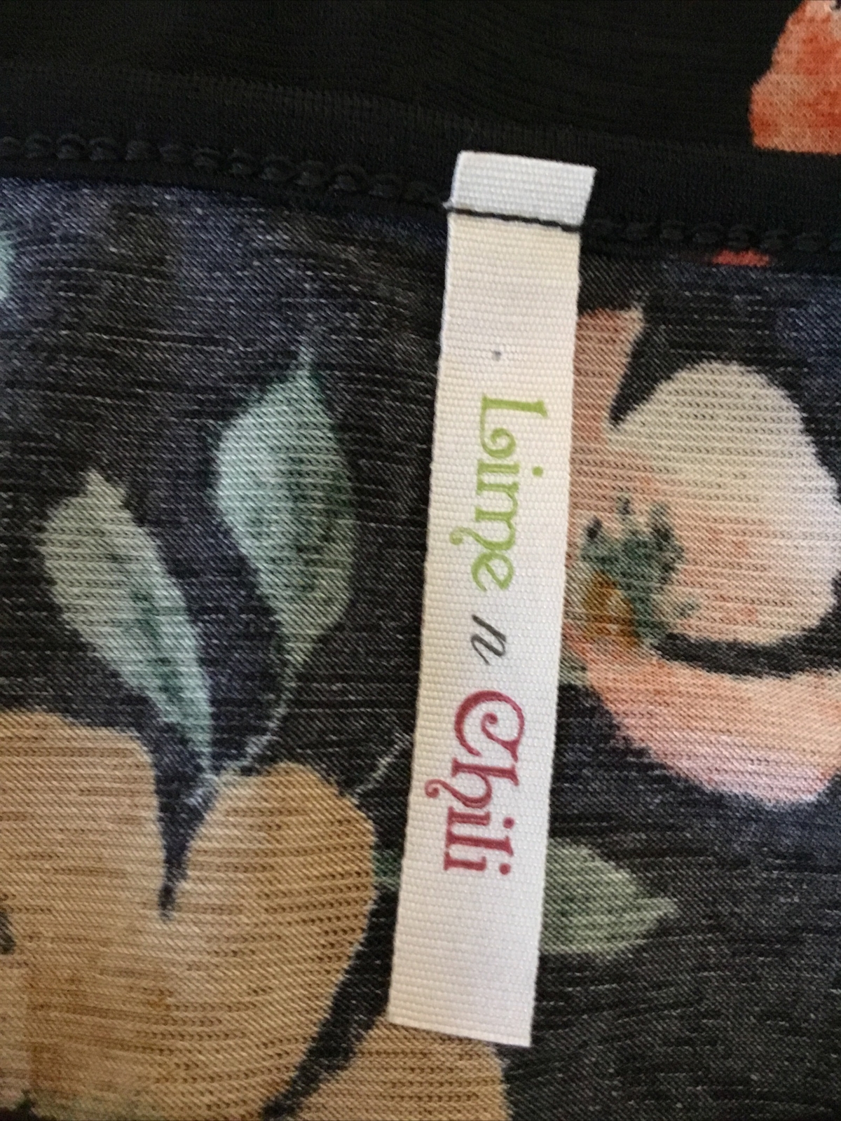 LIME N CHILI Black Floral Short Sleeve Twist Front Stretchy Hi-Lo Knit Top Sz S