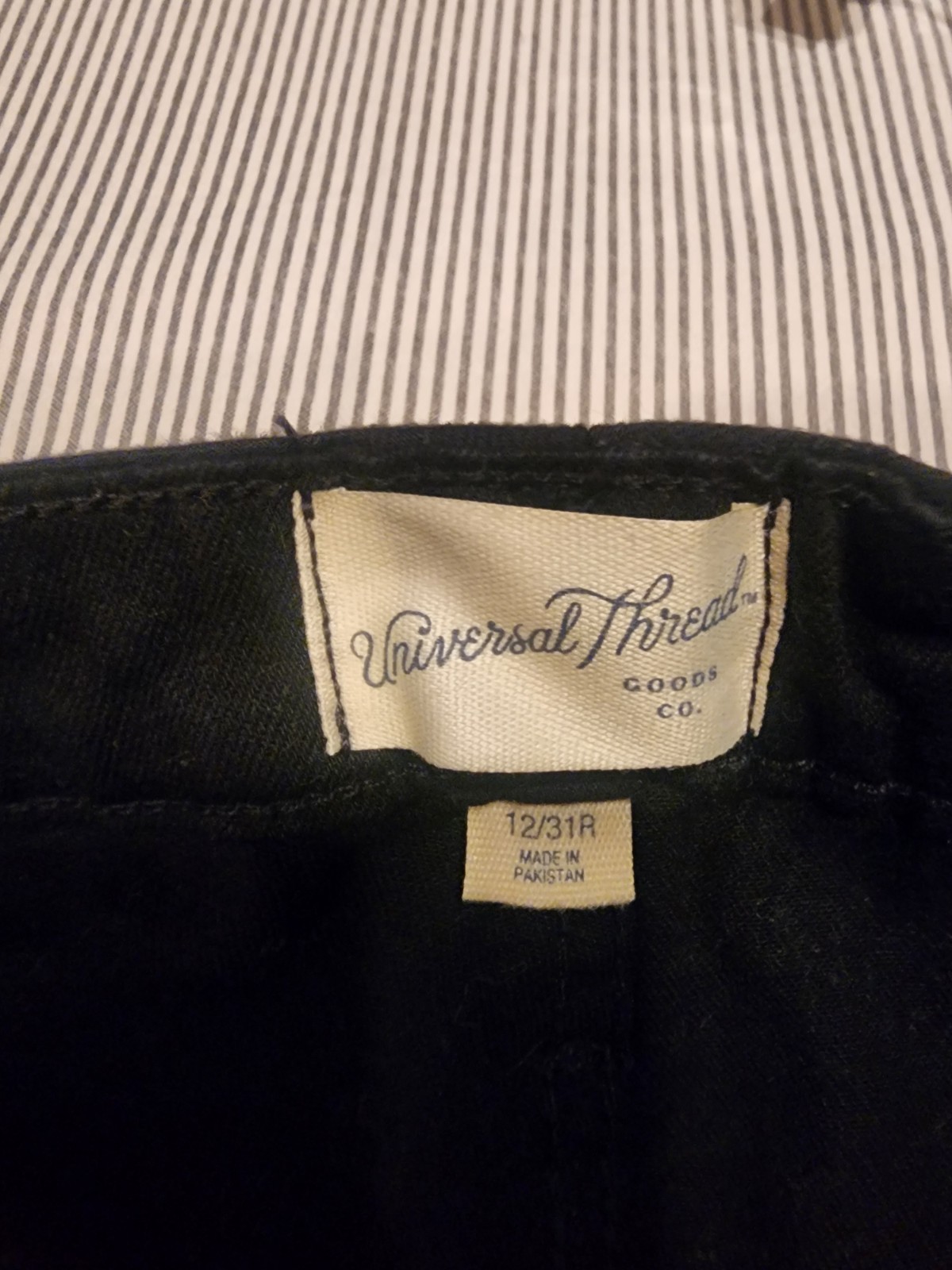 Universal Thread Women’s Black Denim Shorts High Rise Midi Size 12/31R NWOT
