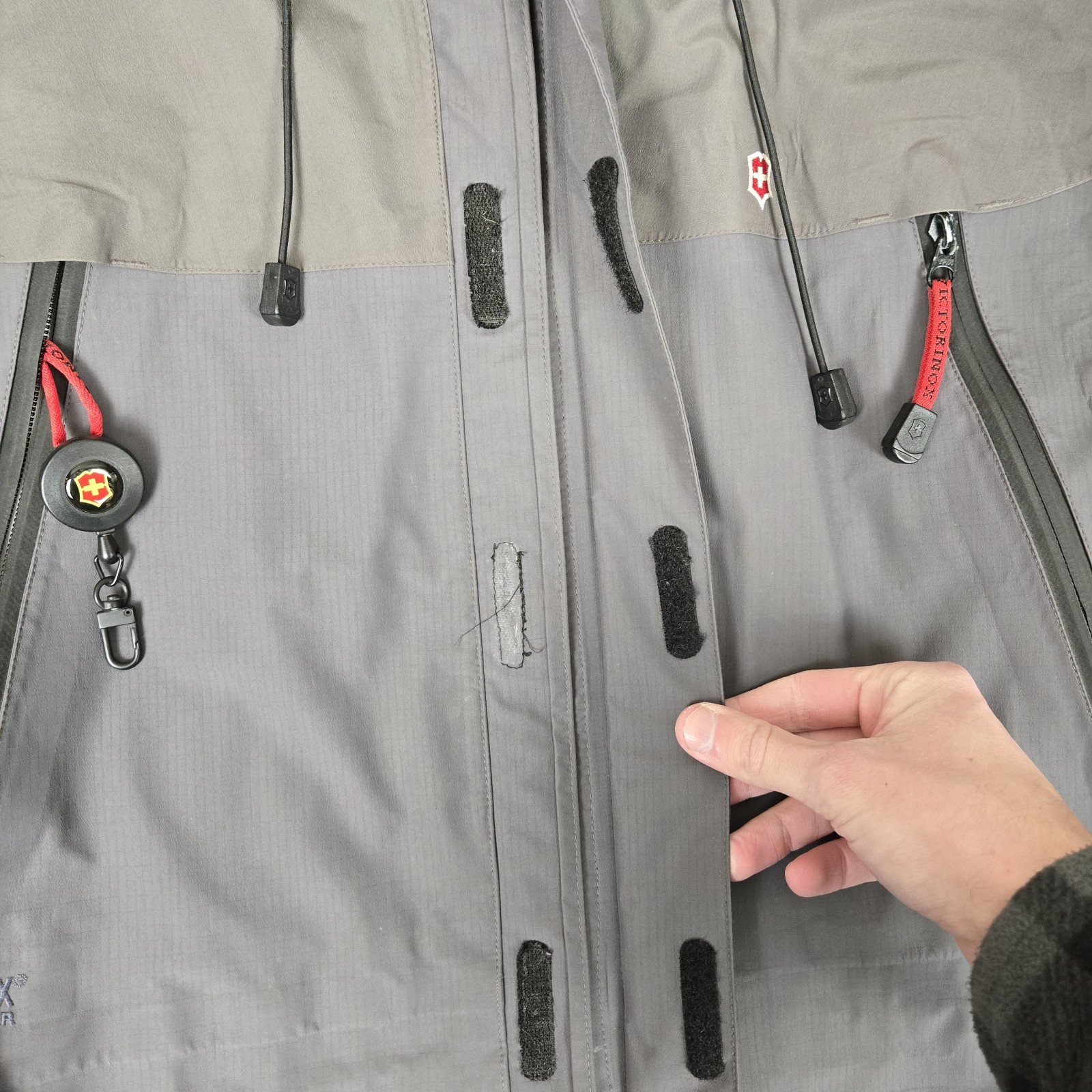 Victorinox Jacket Mens Medium Gray Gore Tex XCR Waterproof Shell Outdoor *READ