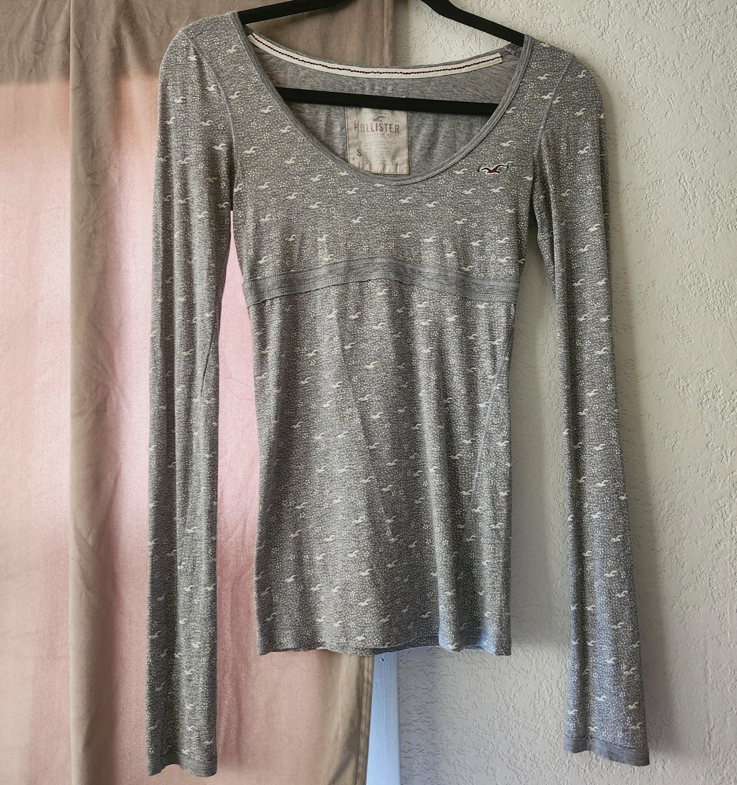 Hollister Vintage Y2K Long Sleeve Deep U Neck Top Long Waisted Gray With design