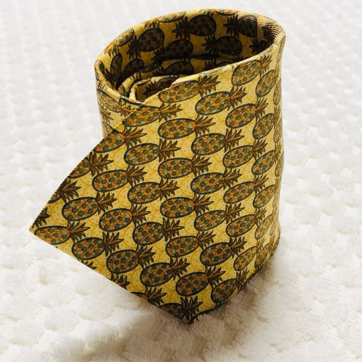 Excellent condition HERMES Tie Pineapple All over pattern 100 Silk Made in Franc
