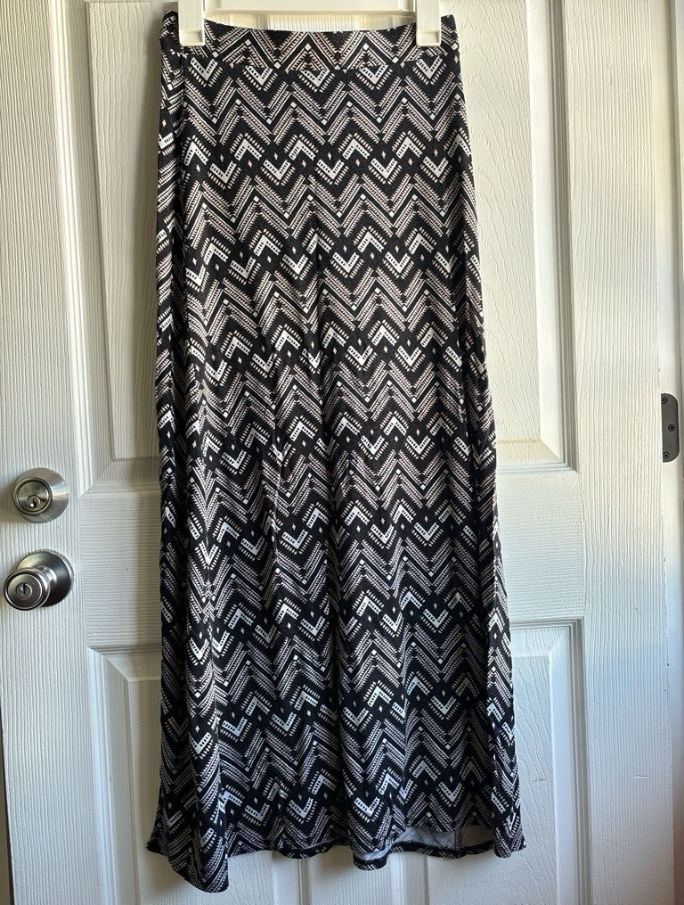 Charlotte Russe Women’s Black White Gray Geometric Maxi Skirt Pull-On M