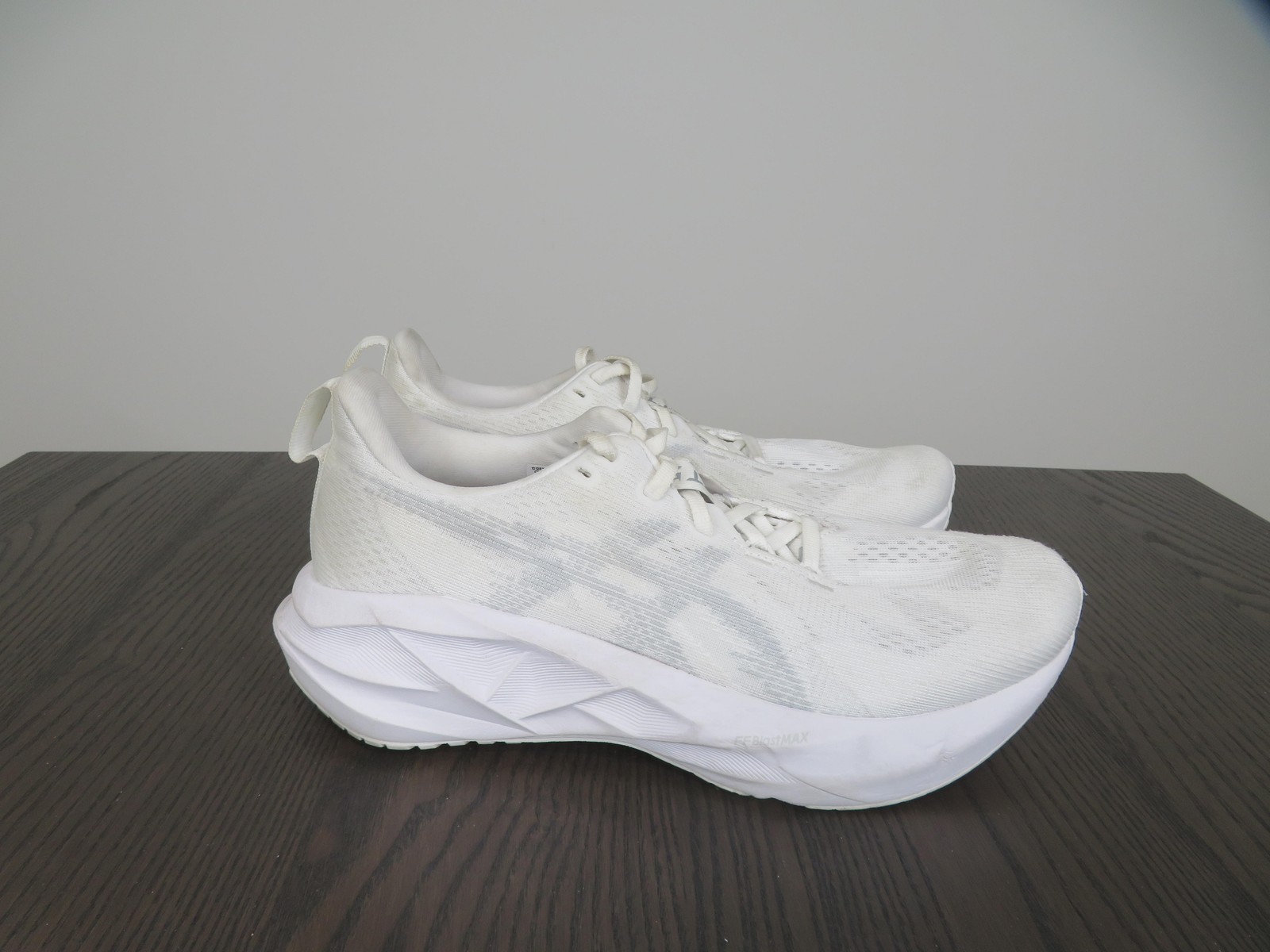 Asics Novablast 5 Shoes Womens 9.5 White Running Sneakers 1012B765 Road Gym