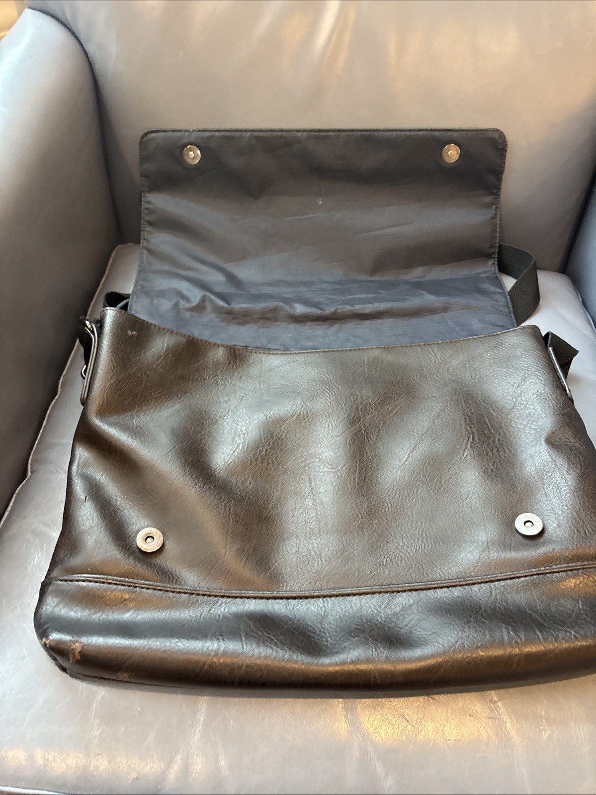 Kenneth Cole Reaction Colombian Leather Crossbody 15.6″ Messenger Bag