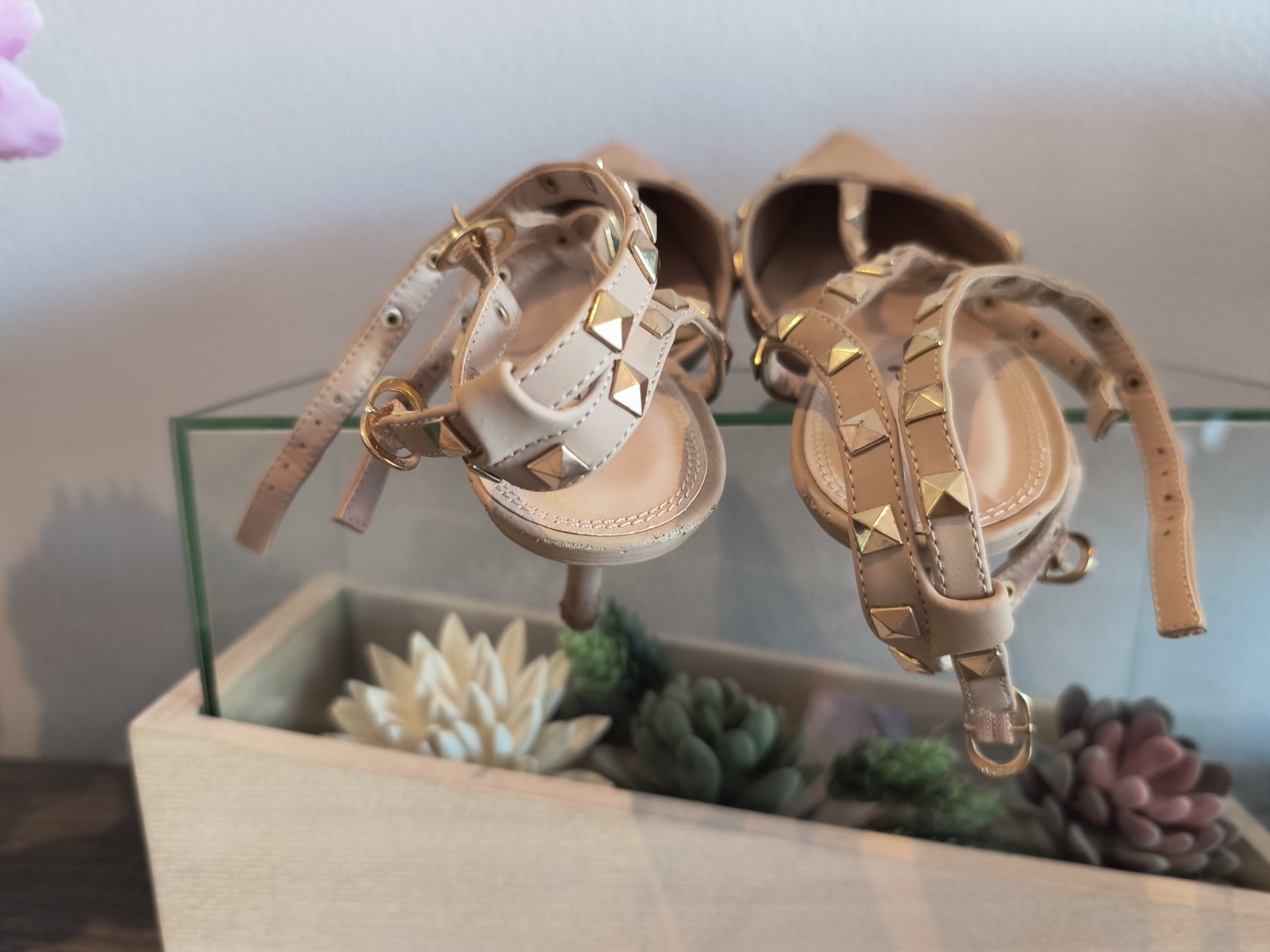 Glaze beige w/gold stud kitten heels Free Ship Size 8.5