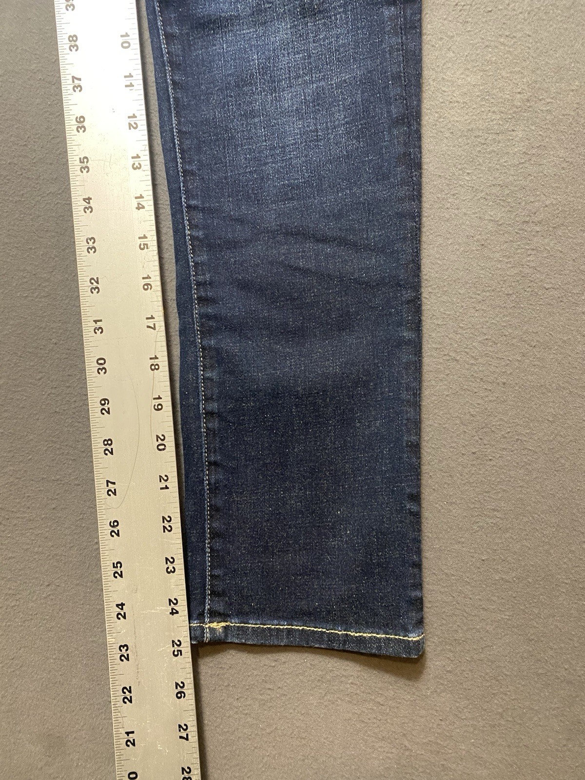 Buckle Black Women’s Dark Wash Straight Jeans Regular Fit Mid Rise 25 NWT