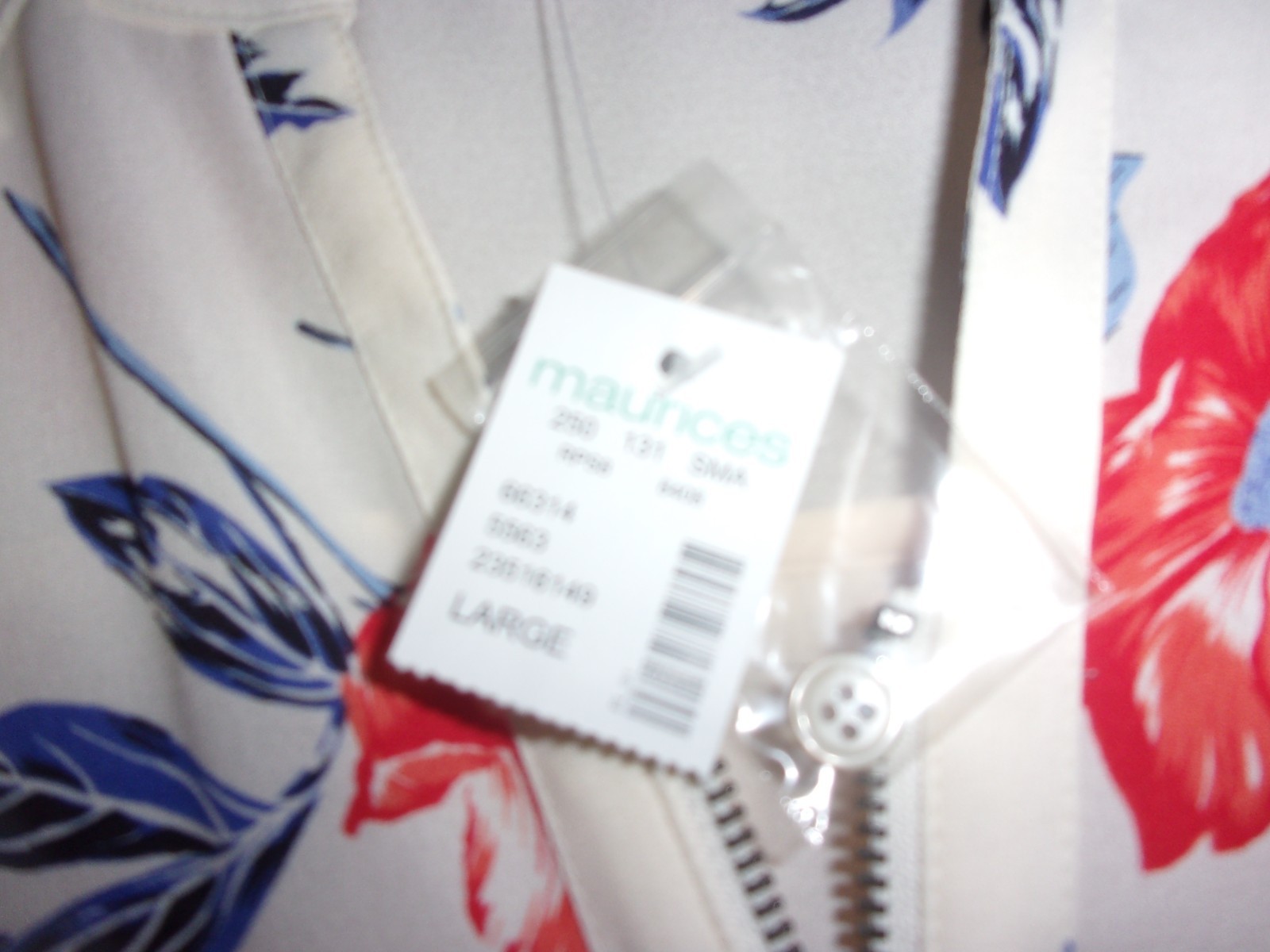 NEW w/Tag ~ Maurices Pretty Flower Blouse w/zipper detail ~ Size “Large”