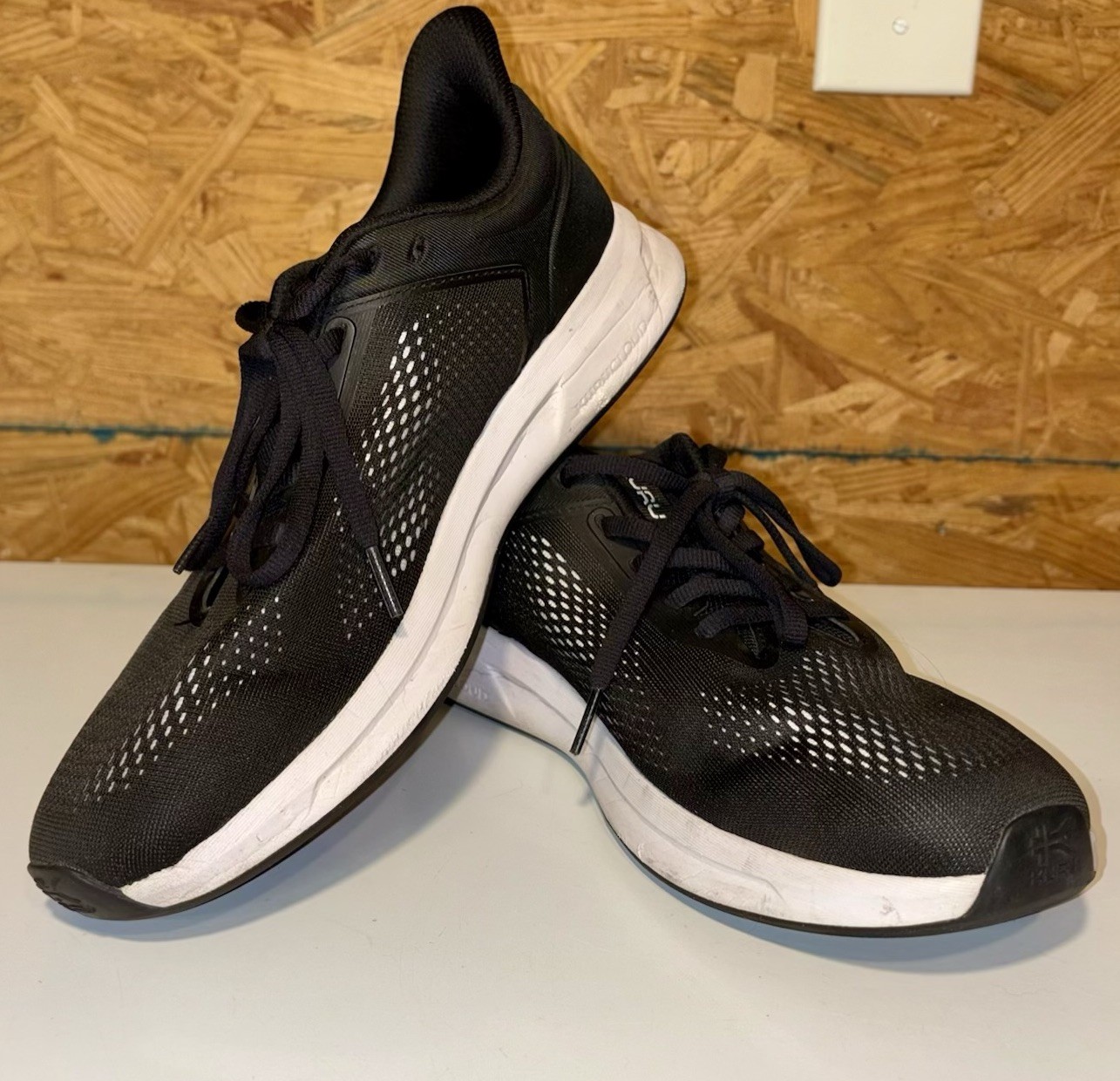 KURU ATOM Mens Size 10 Black Running Walking Shoes Athletic Comfort Sneakers
