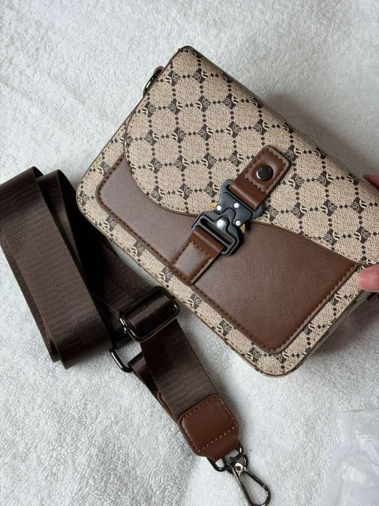 Stylish men’s crossbody bag featuring a fine texture and attractive design