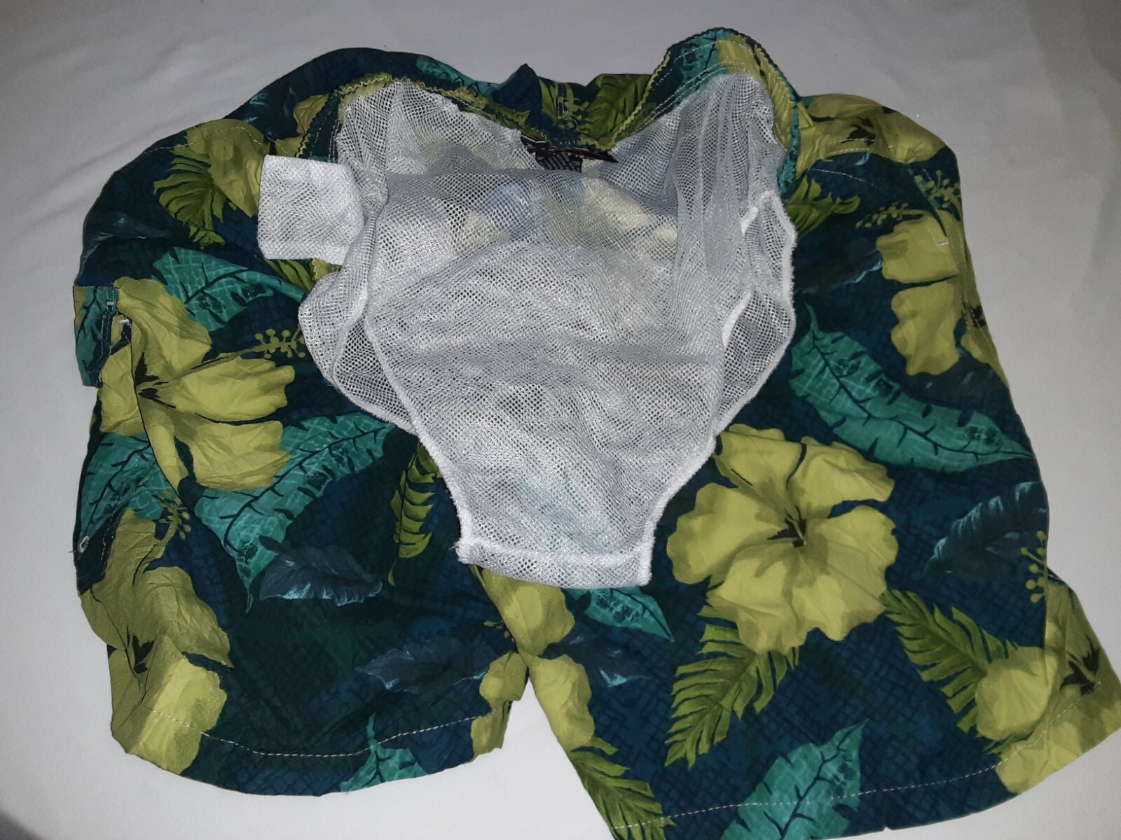 RS SURF APPAREL SWIM TRUNKS LNWOT Men’s Size LARGE (SEE MEASUREMENTS)