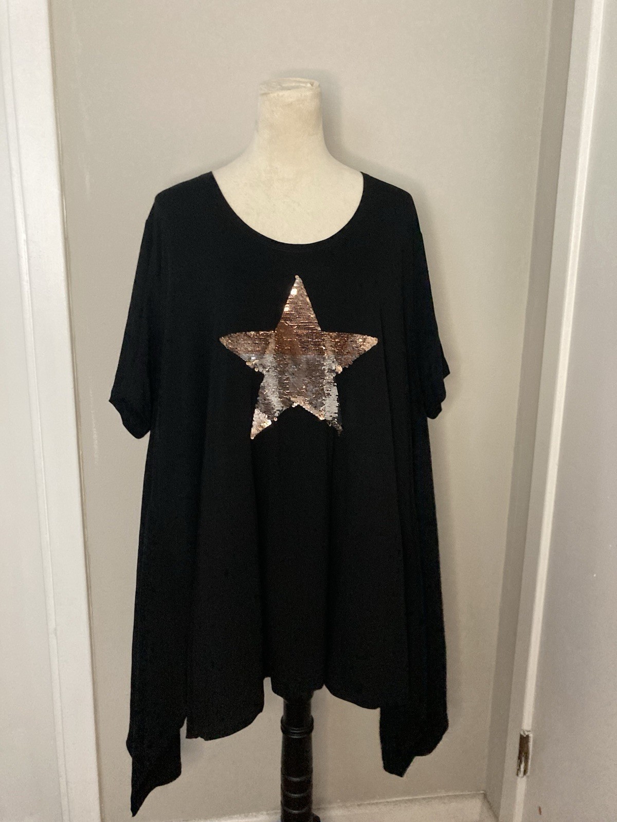 Avenue black star sequin scoop neck short sleeve tunic top plus 26/28