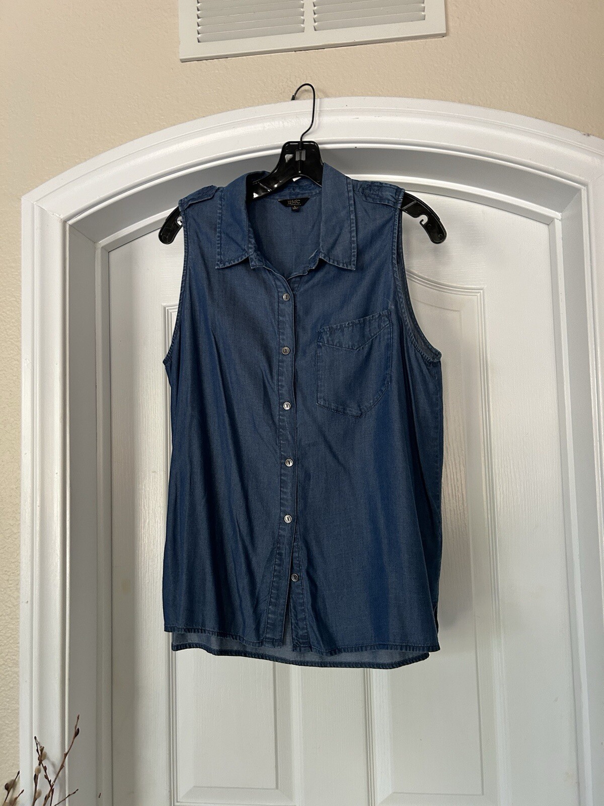 1250 Degrees Celsius Women’s Size L Sleeveless Chambray Blue Blouse