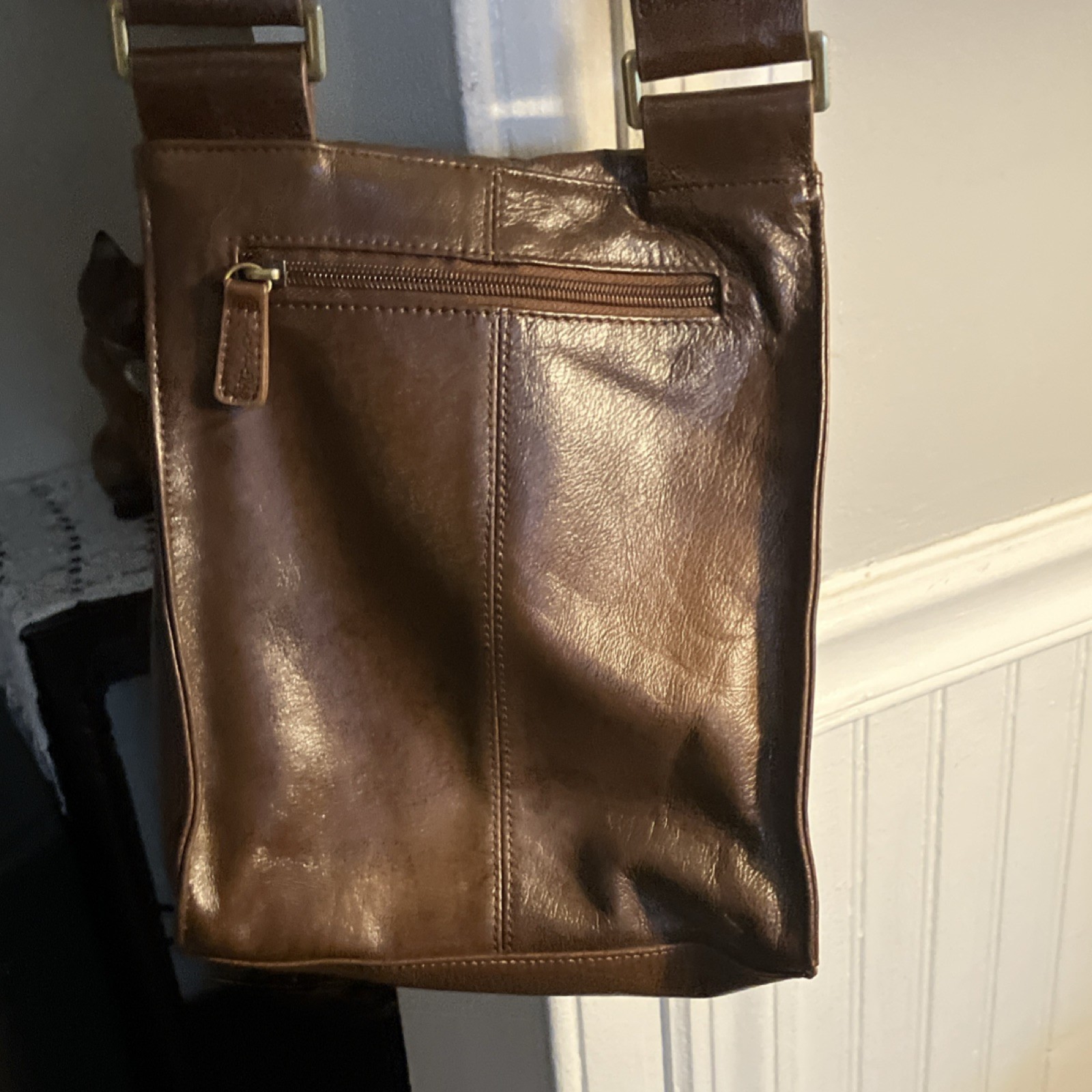 AmeriLeather Brown Shoulder Bag with Turn Lock, Zipper, Inner Pockets