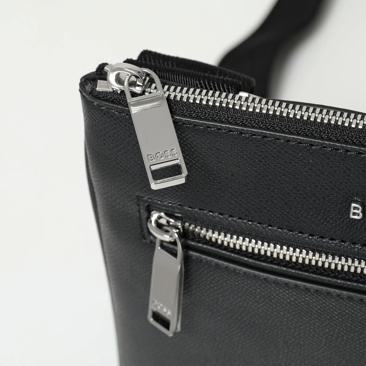 HUGO BOSS Daxter Envelope Shoulder Bag Men’s Eco-Leather Metal Logo Bag 001
