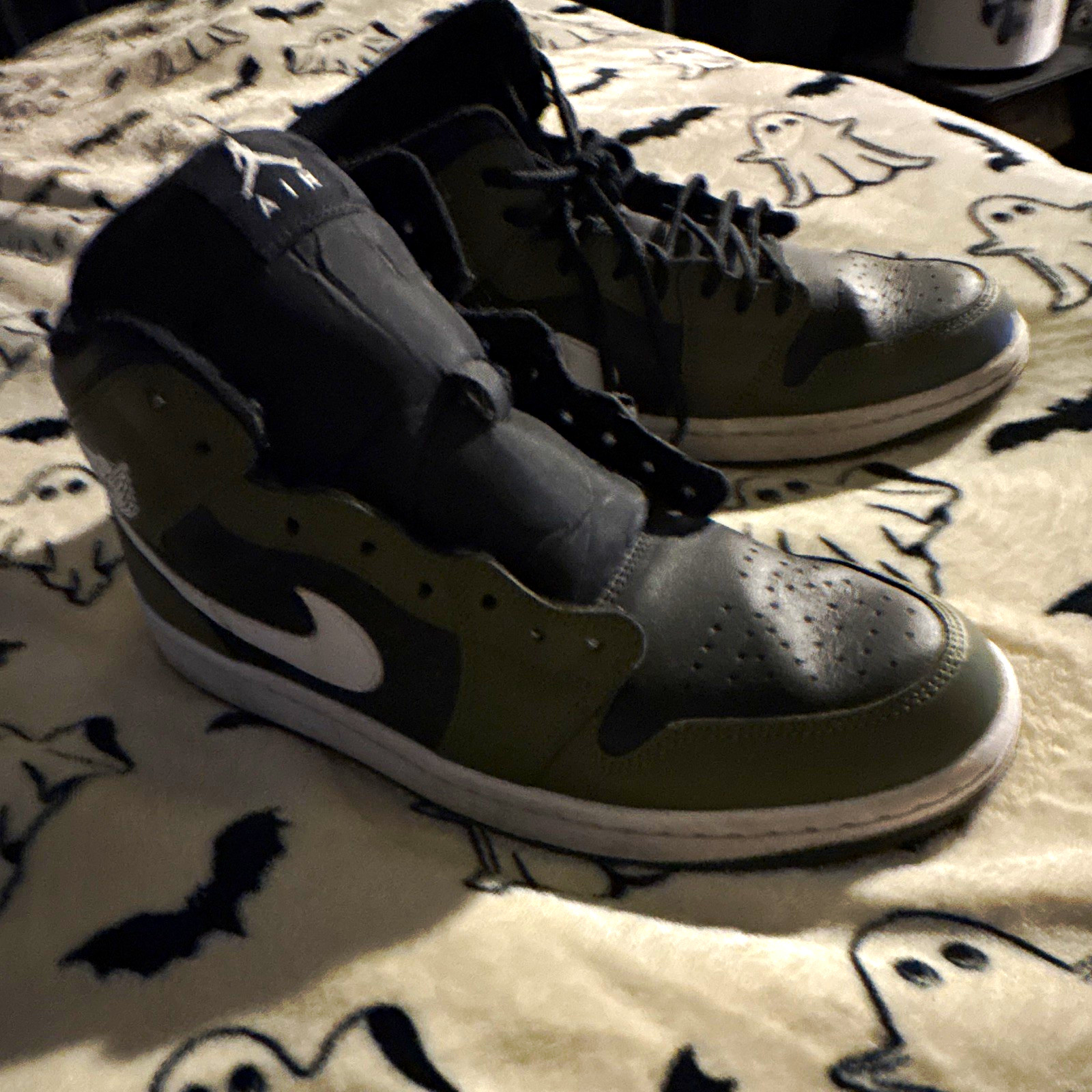 Jordan Air Jordan 1 Men’s Mid Top Lace-Up Basketball Sneakers Green/Black/White