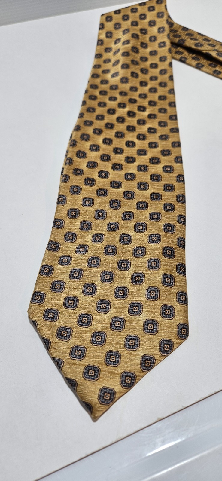 Jos A Banks Men’s Silk Tie Gold With Medalions 59×3 3/4 Wide Made In USA.