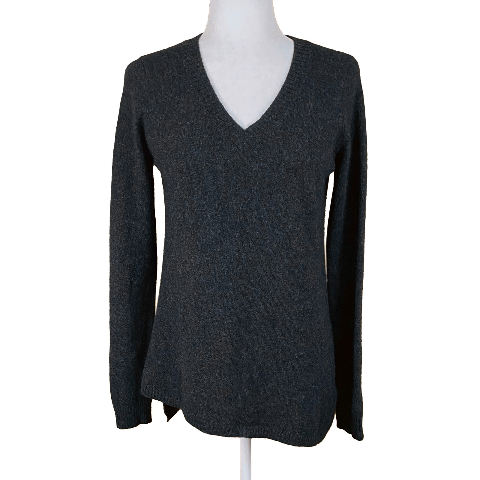 Quinn Women’s Sweater Size M Charcoal Gray 100% Cashmere Asymmetrical Hem V-Neck