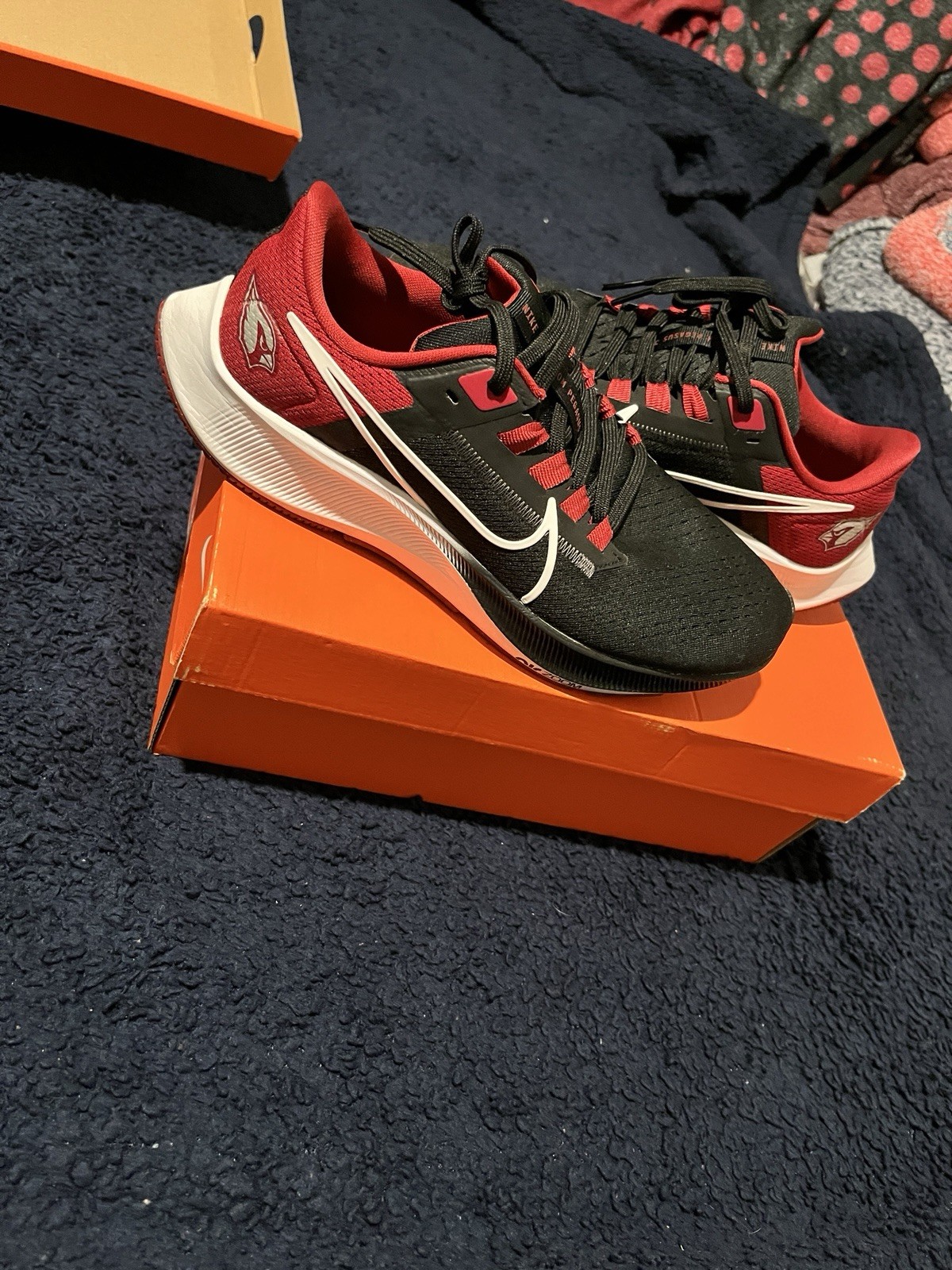 Nike Men’s Low Top Lace-Up Athletic Sneaker Black Red White Pre-Owned
