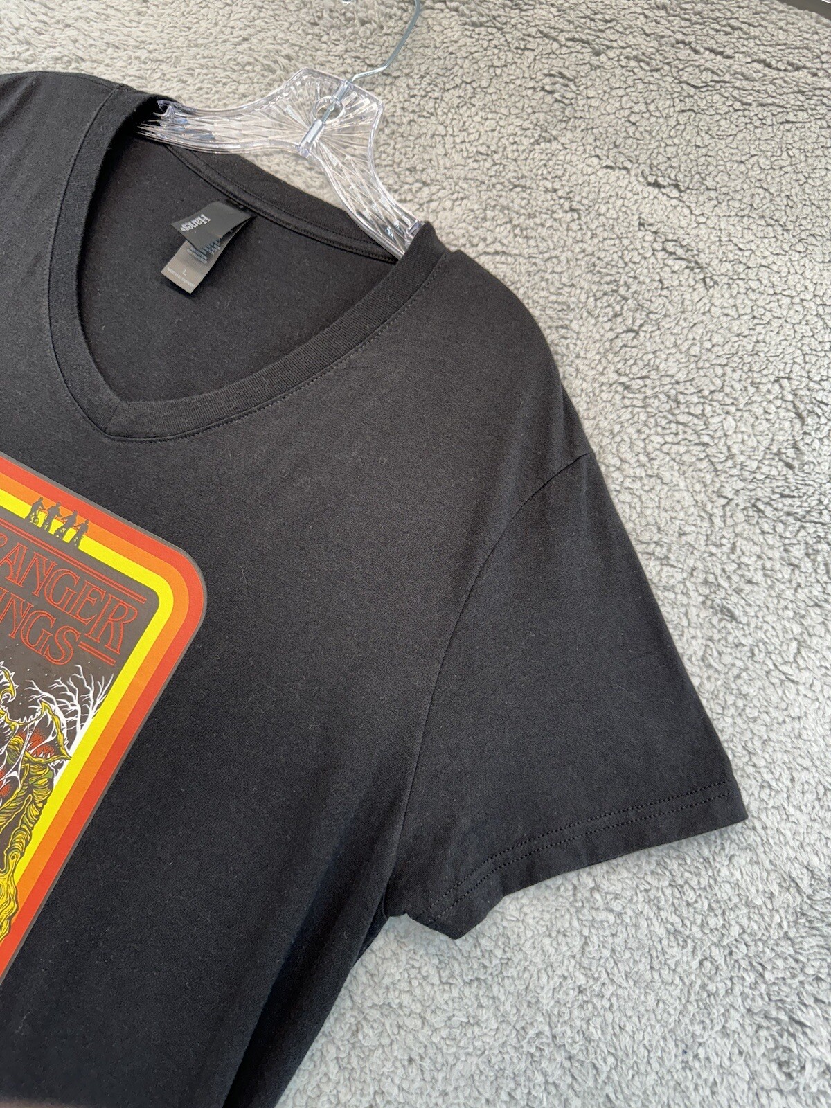 Men’s Stranger Things V Neck T Shirt Large Black With Collage Retro Boarder