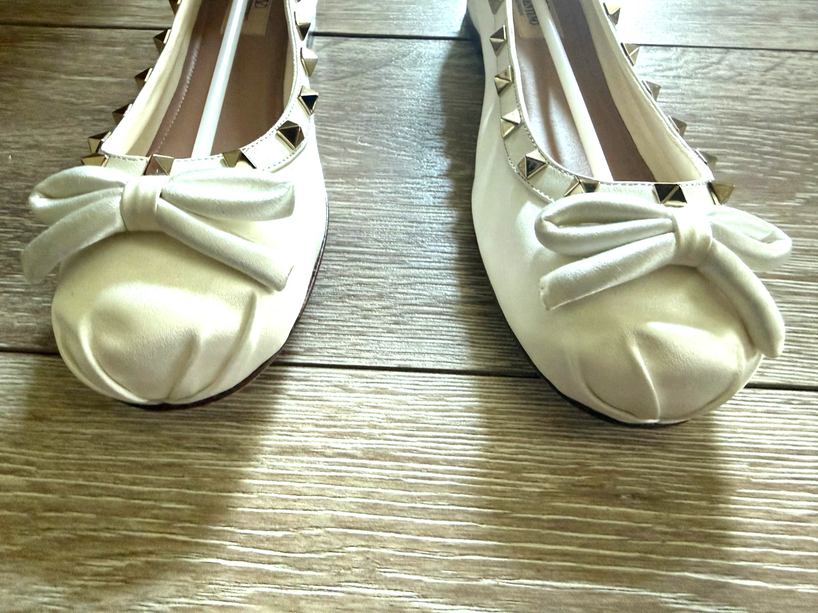 NWT Valentino Garavani Rockstud Bow Ballet Flats Ivory Satin EU 40