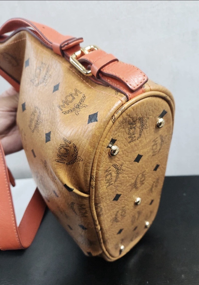 MCM Visetos Hobo slouchy, crescent-shaped shoulder