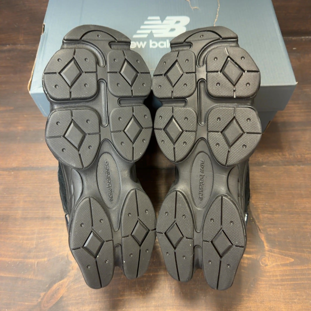 New Balance 9060 Triple Black (Pre-Owned) Size 8.5 (Damaged Box)