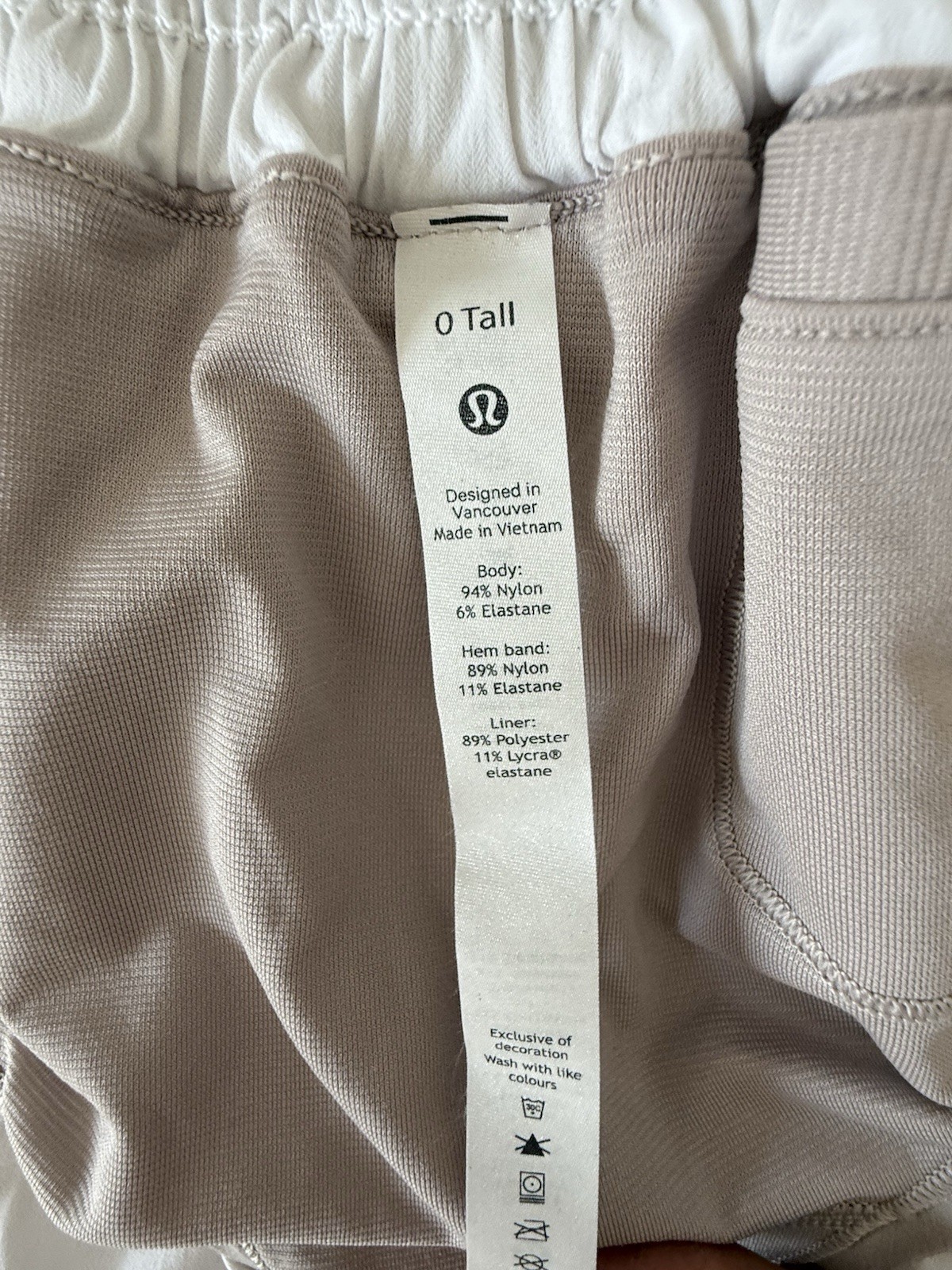 LULULEMON NYLON ELASTANE ELASTIC WAIST PULL ON SHORTS SIZE 0 TALL