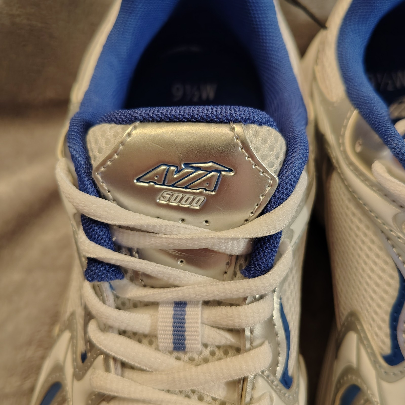 NEW W/ Tags AVIA Women’s Blue & Silver 5000 Sneakers Odor Control Size 9 1/2 W