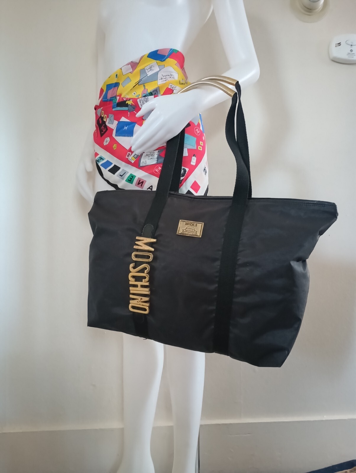 🖤 Vintage ’90s Moschino Redwall Logo Extra Large Travel Bag Gold Hardware