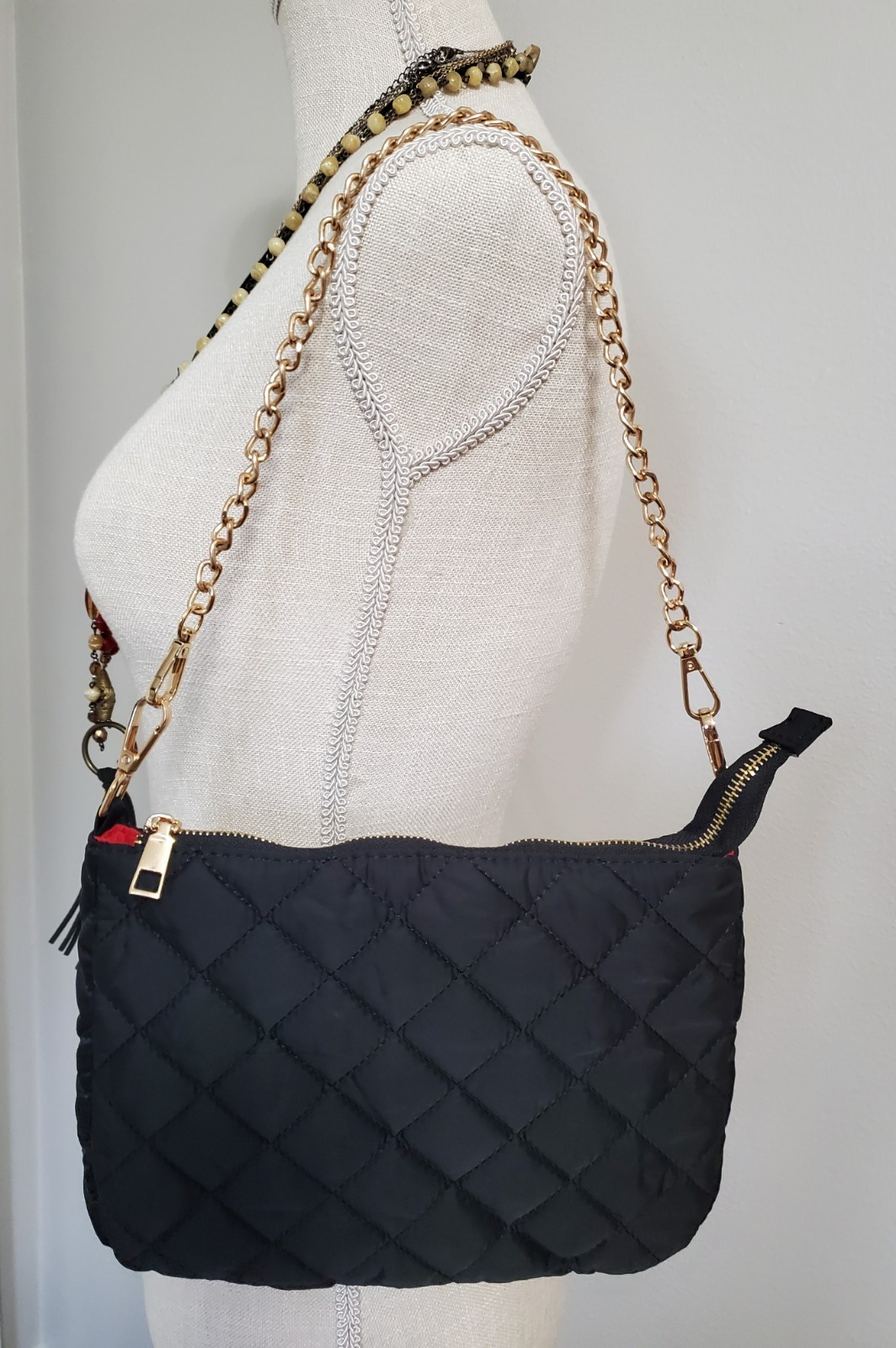 Unbranded Quilted Medium-Sized Black Shoulder Bag with Gold Chain