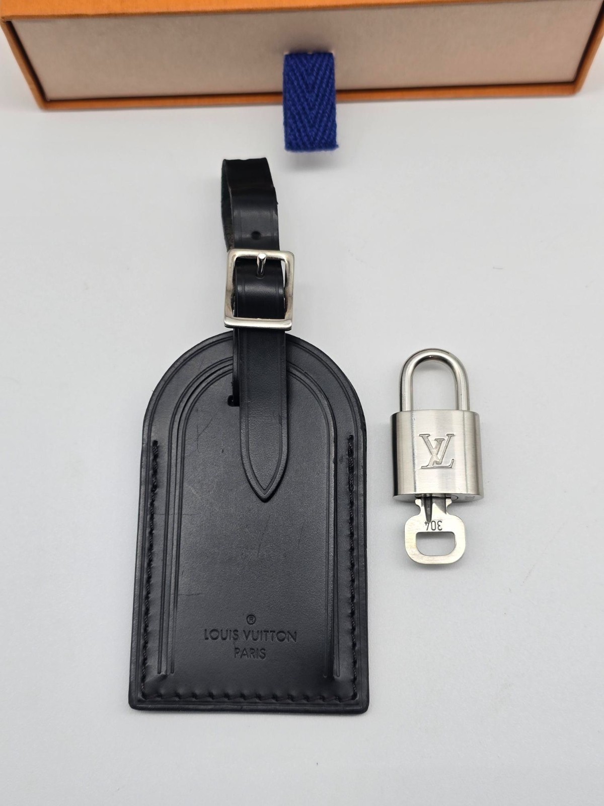 Authentic Louis Vuitton Black Luggage Tag Silver LV Padlock Key & Box