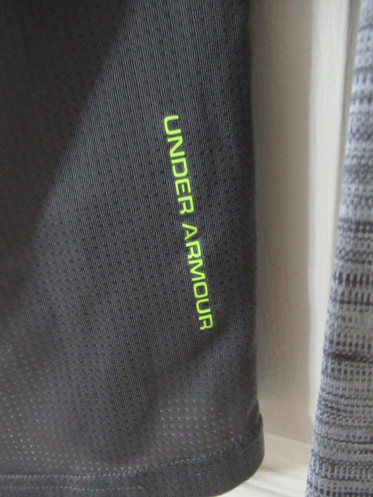 Under Armour Run Heatgear Fitted Long Sleeve Mens S Small Gray Green EUC