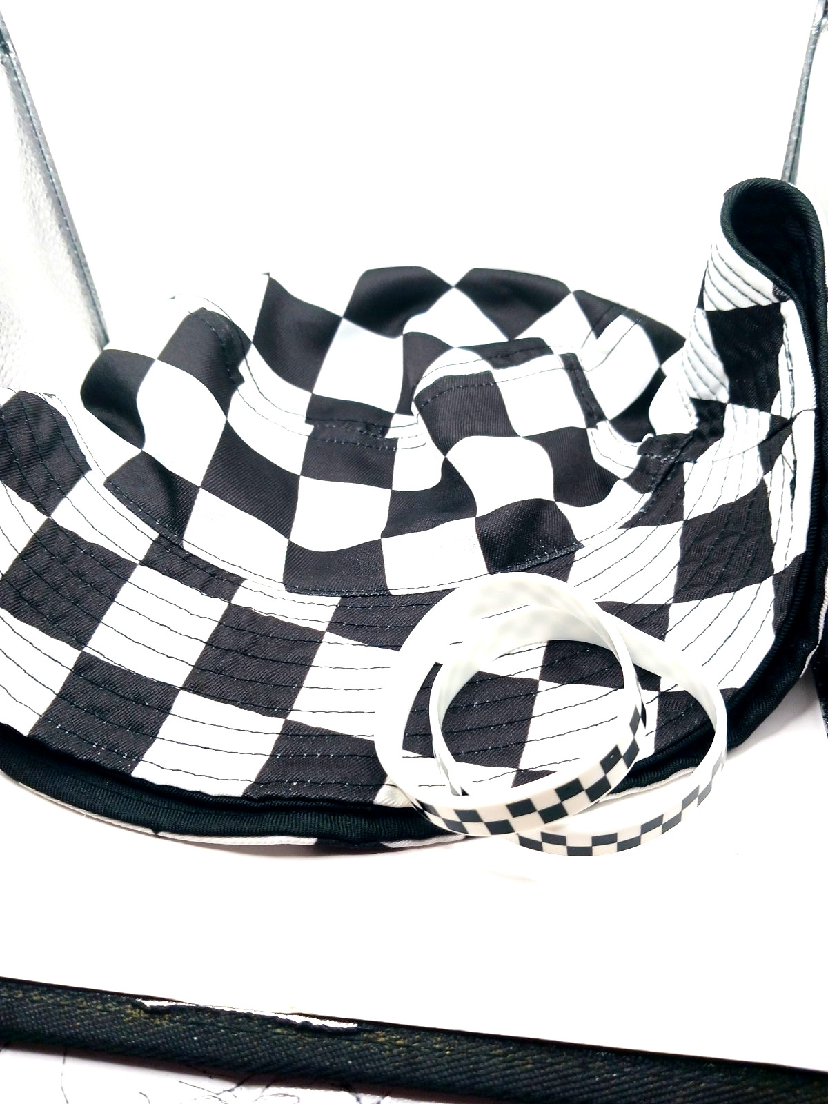 Skater Bucket Hat Checkered Reversible + 2 Silicone-Rubber Checkered Bracelets
