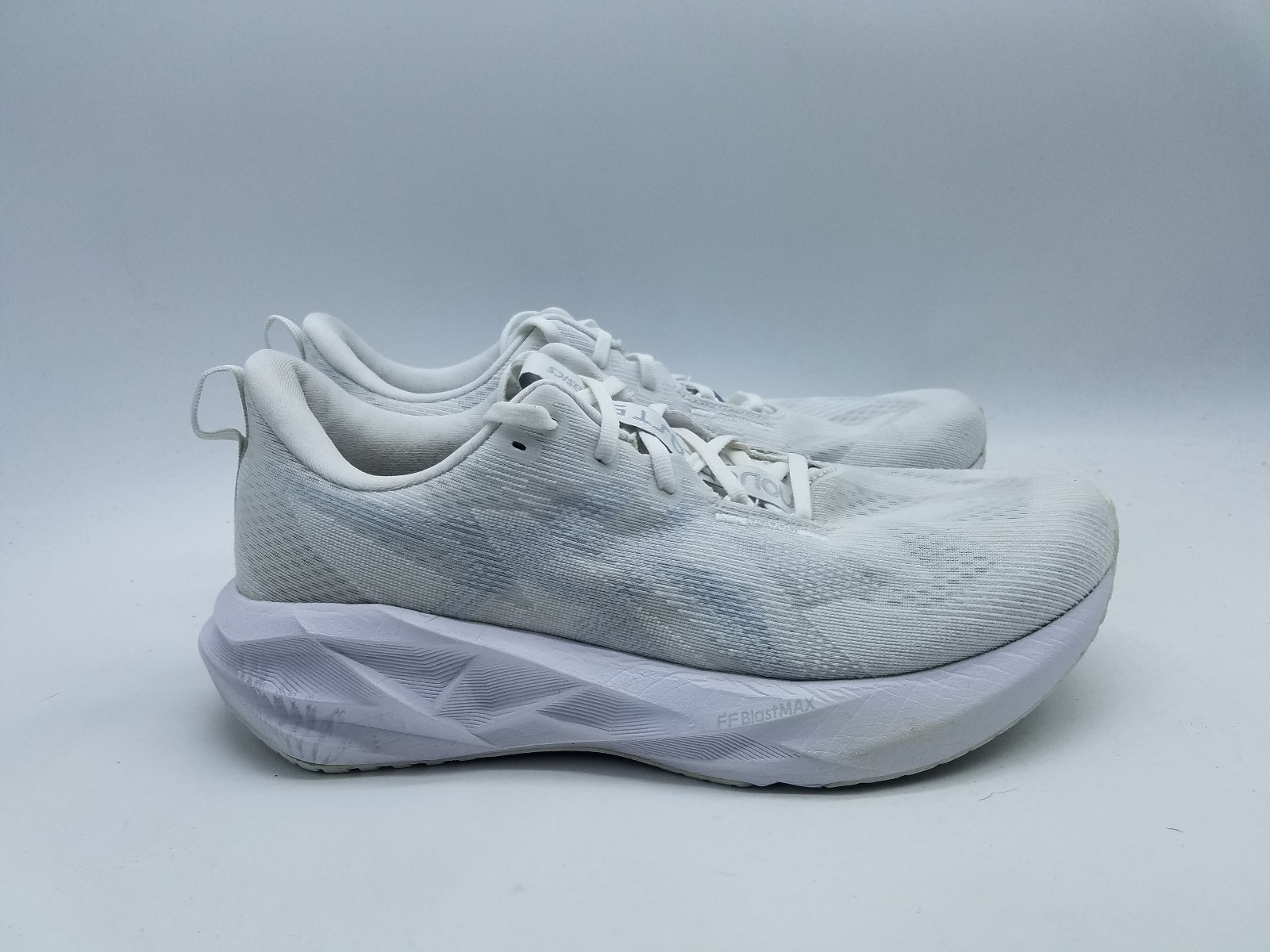 Asics Novoblast 5 Men’s Size 9.5 Running Shoes White