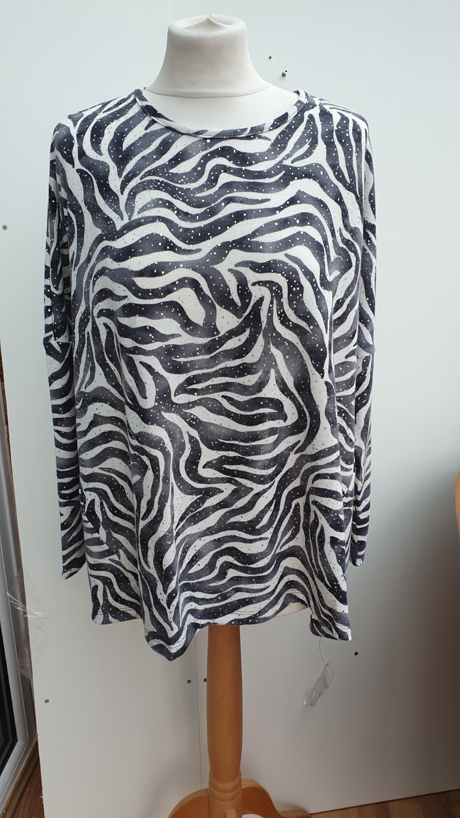Kim & Co Jumper Foil Soft Touch Long Sleeve Hi Low Jumper New bxf Size Medium
