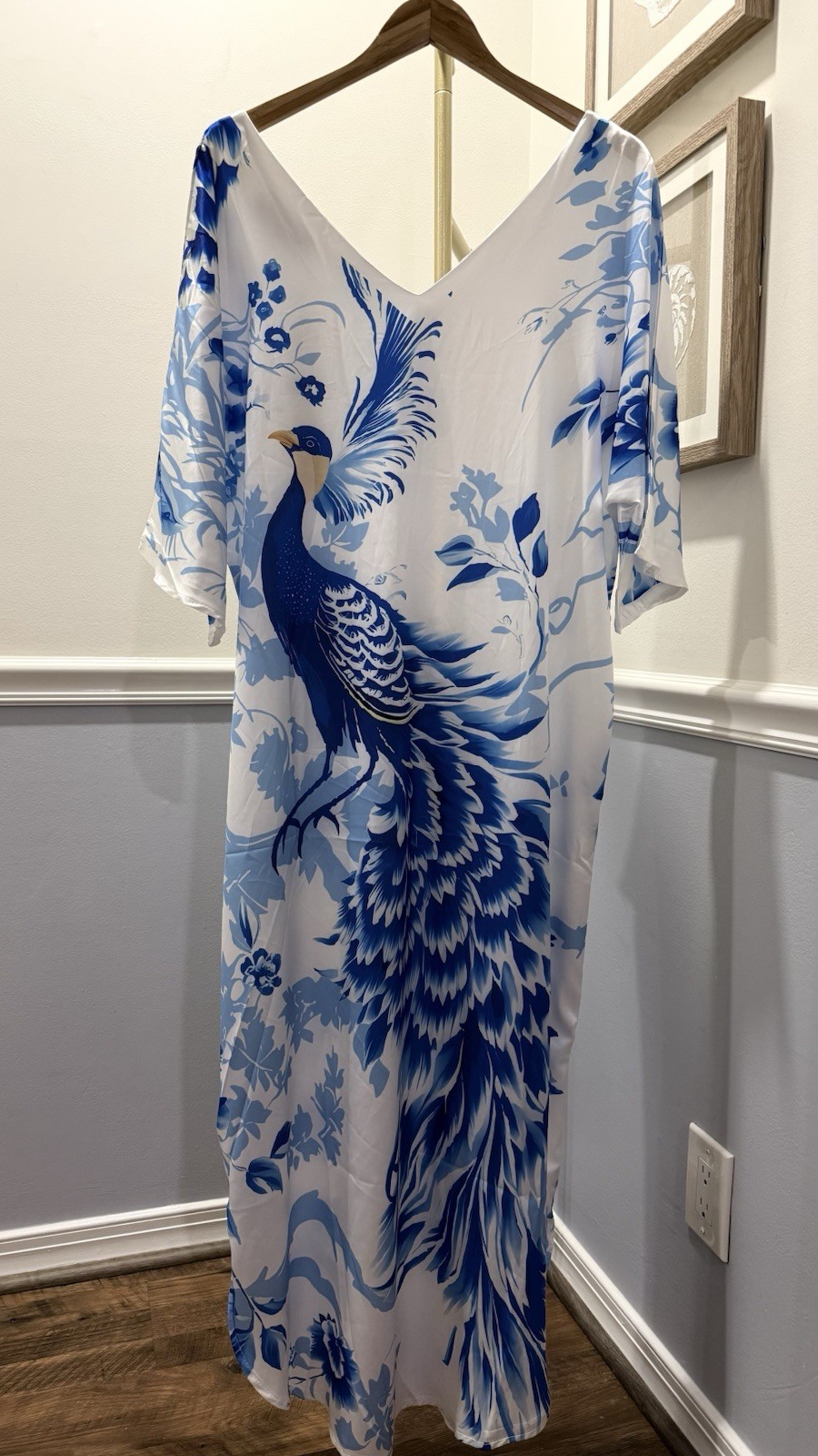 ⭐NEW- DALIA MACPHEE- Women’s MEDIUM Blue & White Peacock Print Satin Kaftan