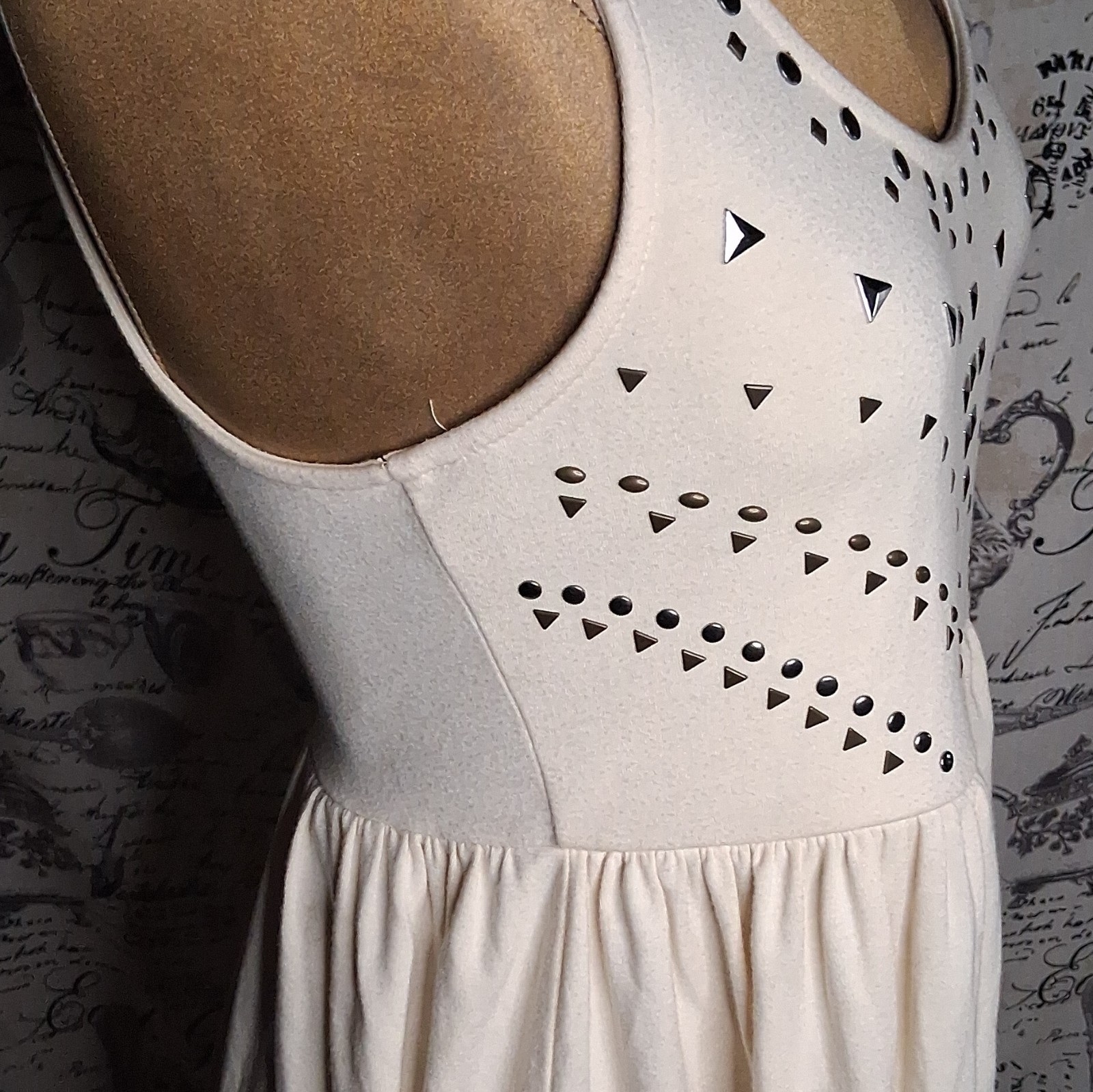 Decree Ivory Scoop Neck Sleeveless Studded Heart Stretch Babydoll Top Women’s M