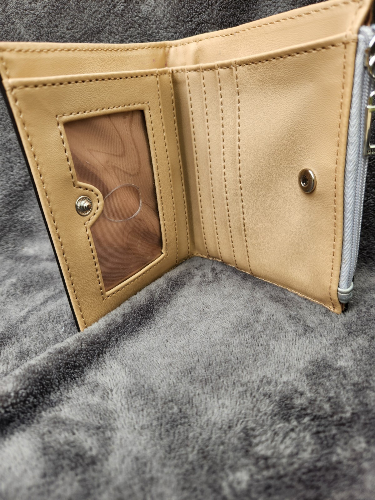 Guess Metallic Silver Quilted Bifold Wallet Bill Credit Card Slots & Coin Pocket