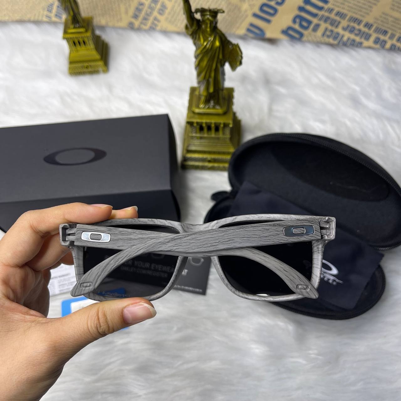 Oakley Holbrook Sunglasses Grey Woodgrain Frame Silver Mirror Polarized UV New