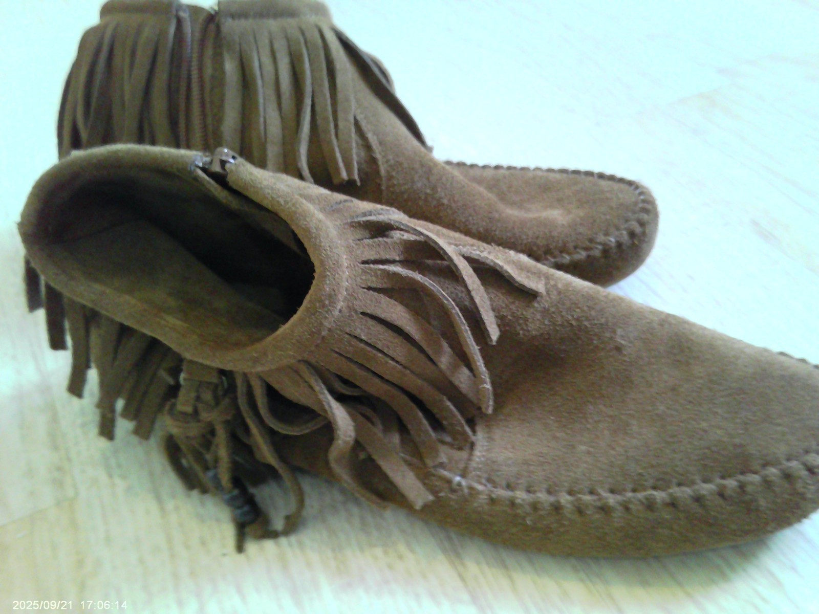 Minnetonka Moccasins Womens 9.5 9 1/2 Suede Fringe Beads Boho Shoes Slippers