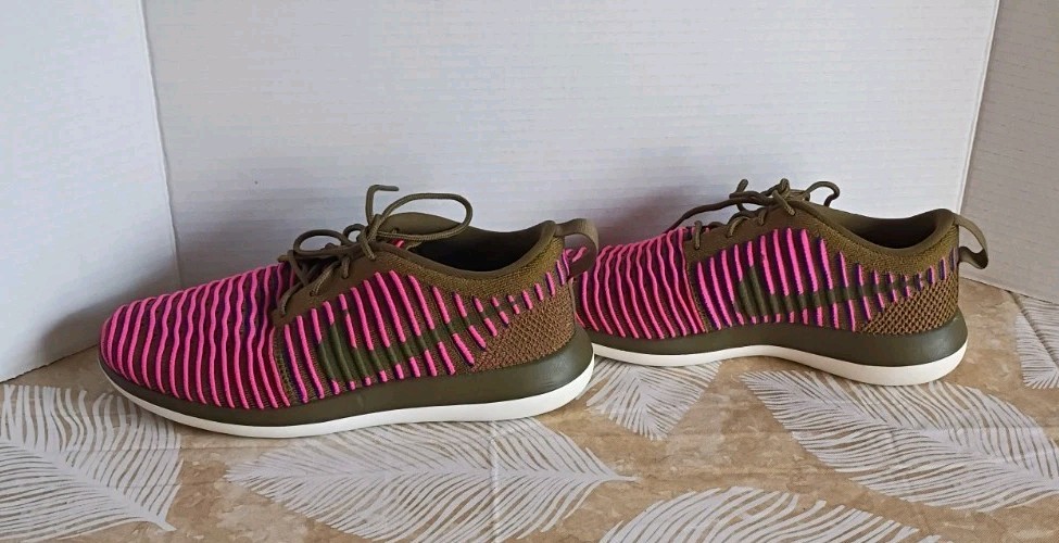 Nike Low Top Striped Pink/Green Lace-Up Athletic Sneaker Teens