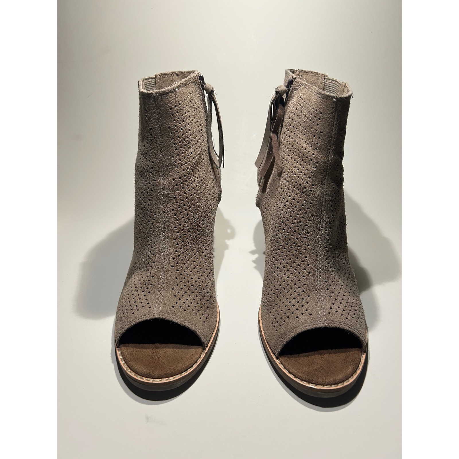 Toms Majorca Peep Toe Booties Taupe Perforated Suede Tassel 7 10004983