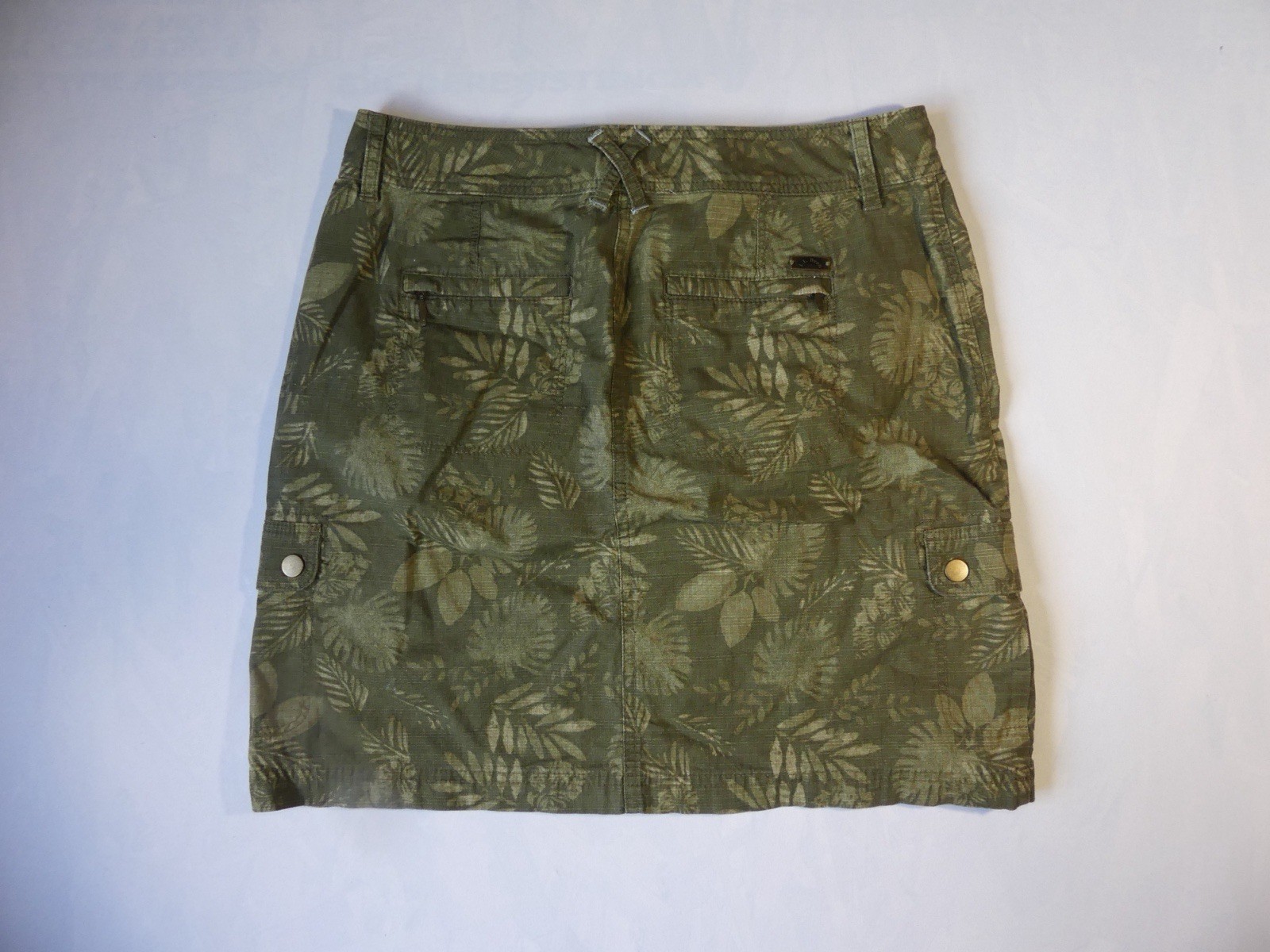L.L.Bean green cargo skirt with leaf pattern. Size: 6 with pockets and zipper
