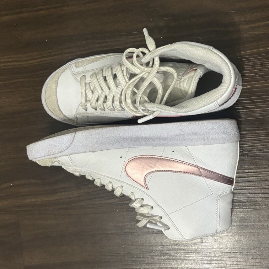 Nike women’s Pink check Blazers White/Pink Solid Sports