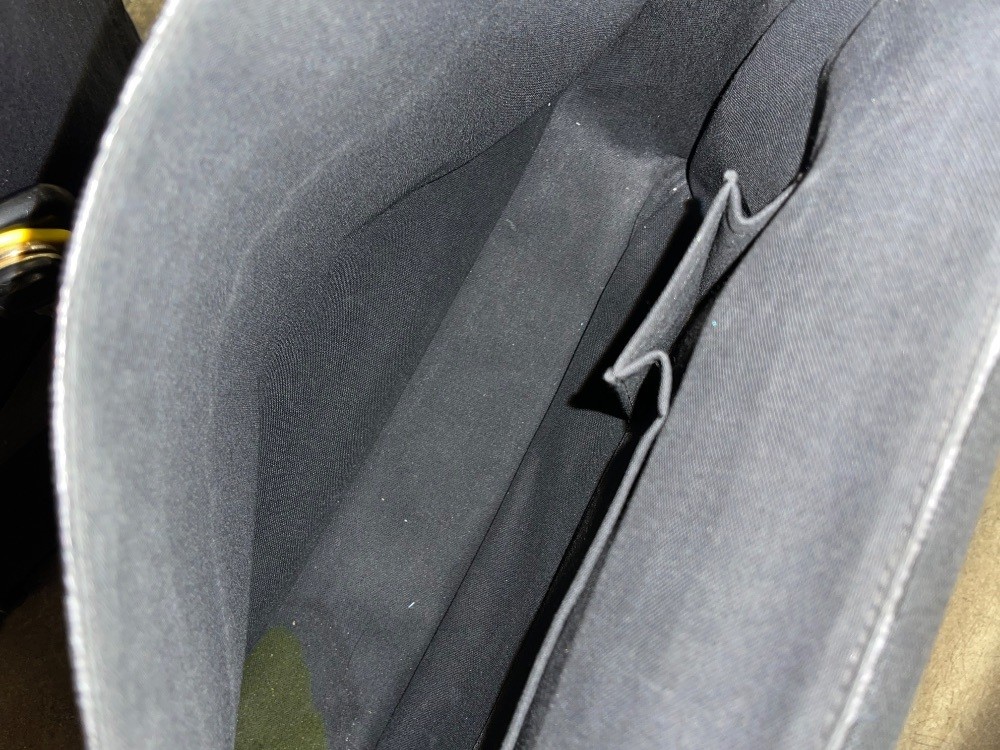 Louis Vuitton District Messenger Gm Please Read* Signs Of Heavy Wear 5.5/10