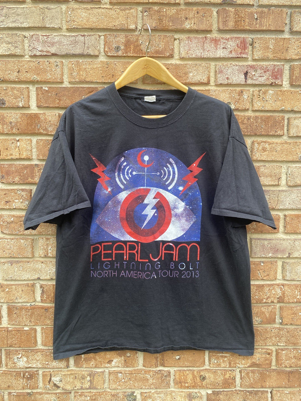 Vintage PEARL JAM 2013 Lightning Bolt Tour T-Shirt Eddie Vedder Size XL