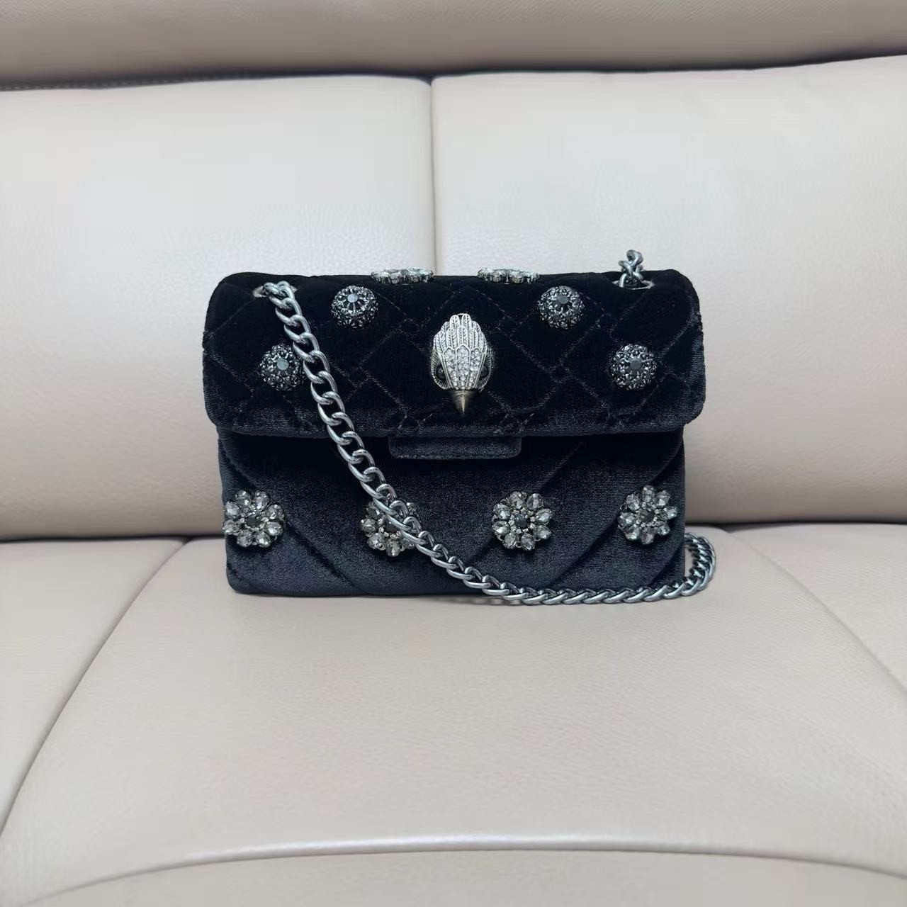 Kurt Geiger London Black Velvet Quilted Crossbody Silver Eagle Flower 20×8×15 cm