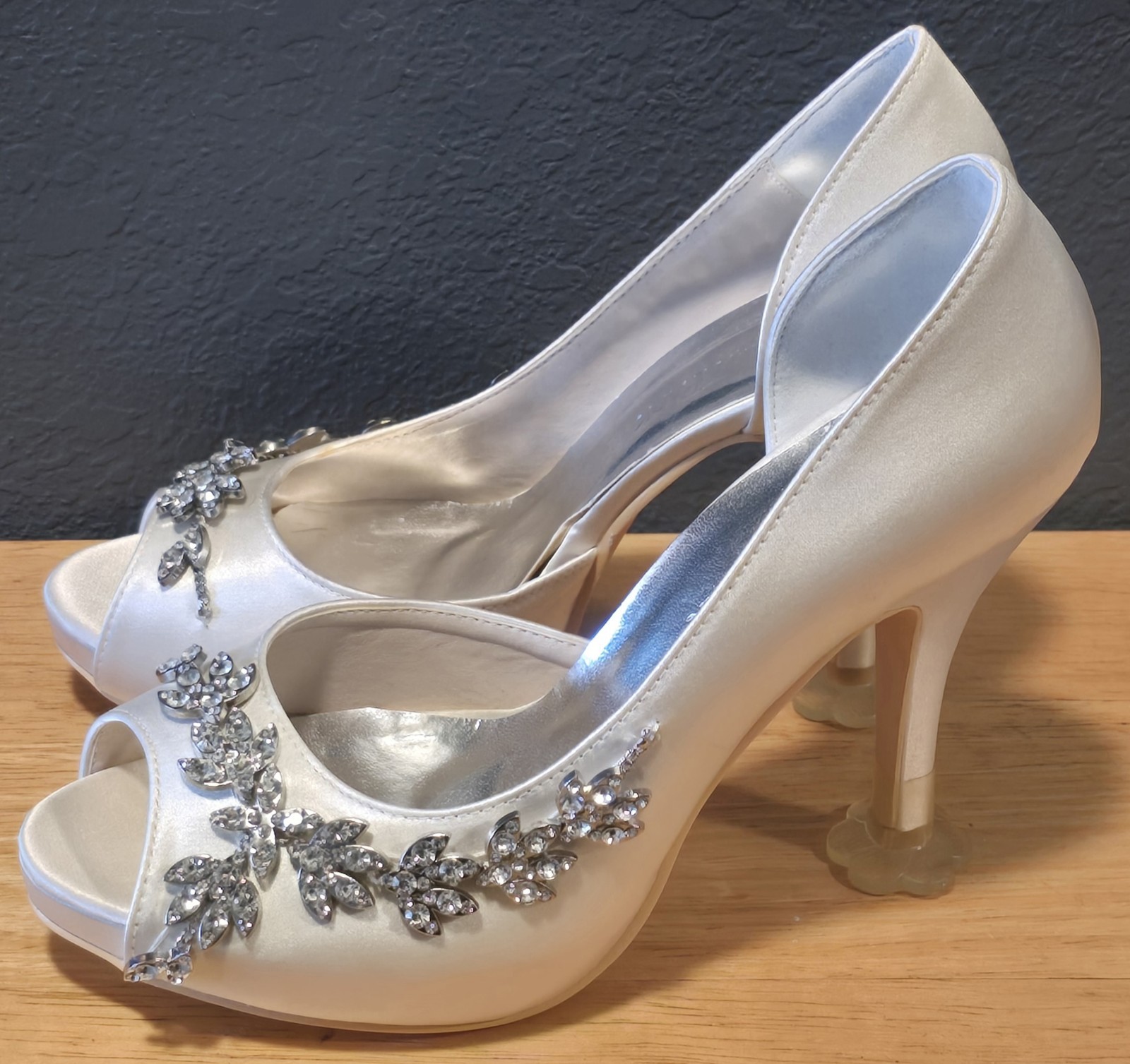 Elegant Park Satin Wedding Shoes For Bride Size 7 Ivory Crystal Vine