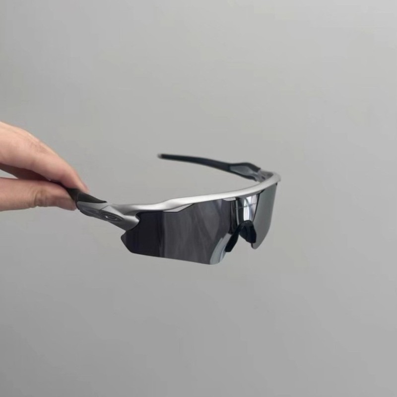 Oakley OO9208 Radar EV Path Lightweight Sunglasses Silver Frame Prizm Silver Len